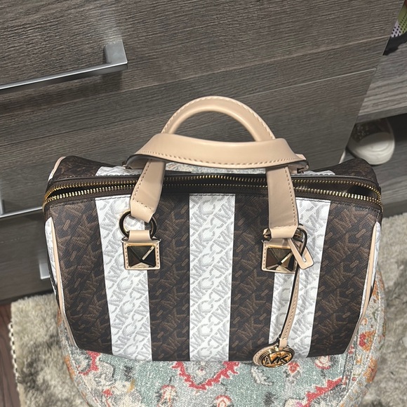 Michael Kors Grayson Logo White/Brown Satchel with Gold Accents - Picture 3 of 9